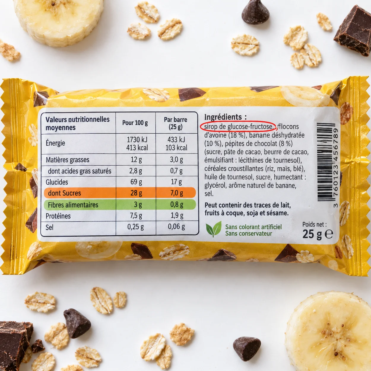 Gros plan sur l'étiquette nutritionnelle au dos d'une barre de céréales pour enfants en français : la ligne dont Sucres à 28g surlignée en orange, les fibres à 3g en vert, et la liste d'ingrédients avec sirop de glucose-fructose encerclé en rouge