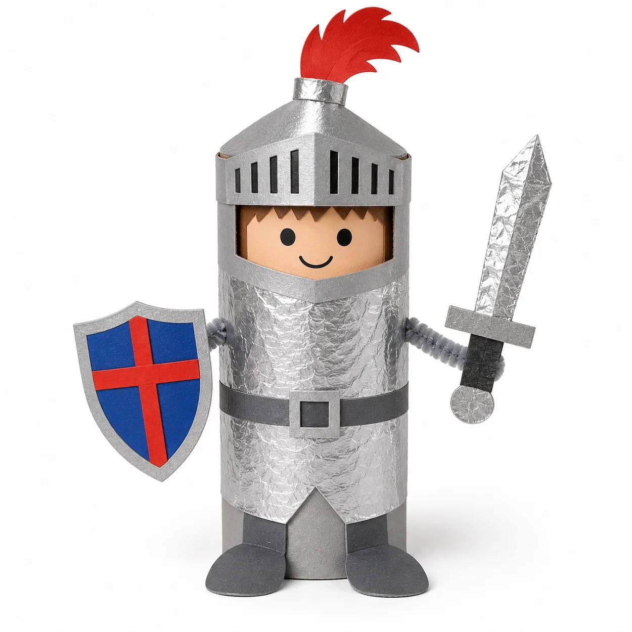 Chevalier en rouleau de papier toilette recouvert de papier aluminium avec un casque carré, un bouclier peint aux armoiries et une épée en papier argenté