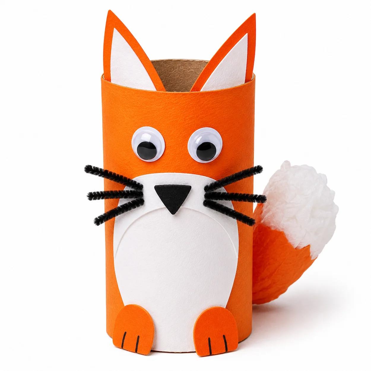 Renard en rouleau de papier toilette peint en orange avec des oreilles triangulaires, un museau blanc, des moustaches en cure-pipe et une queue blanche