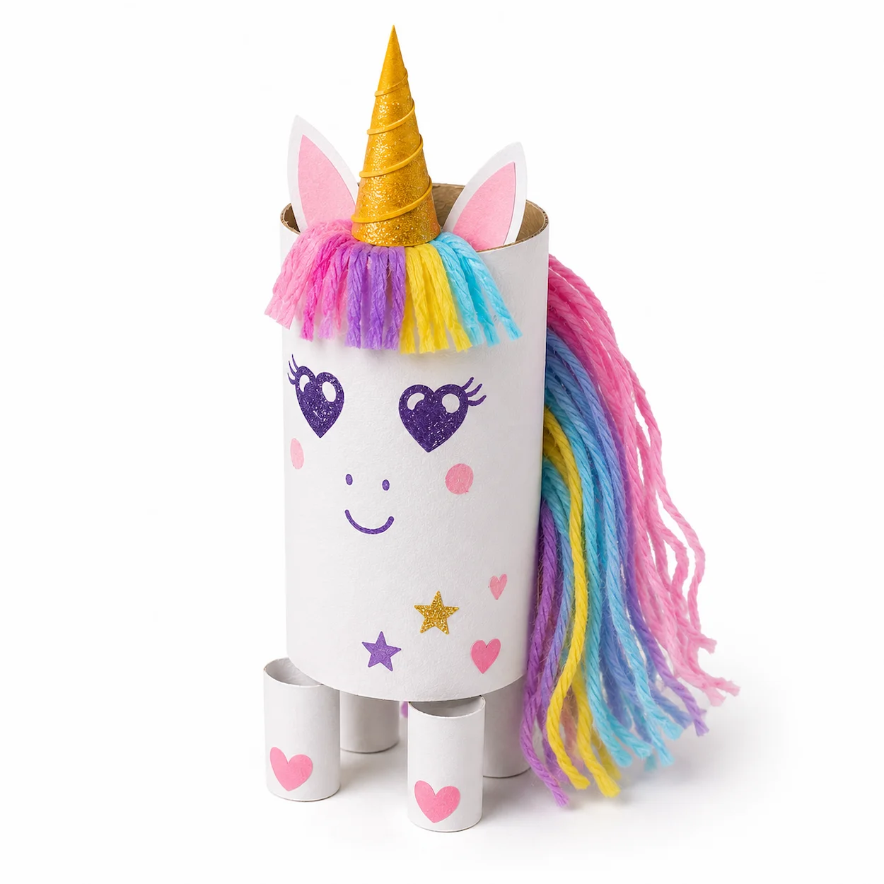 Licorne en rouleau de papier toilette peinte en blanc avec une corne dorée, une crinière en laine multicolore et des yeux dessinés en violet