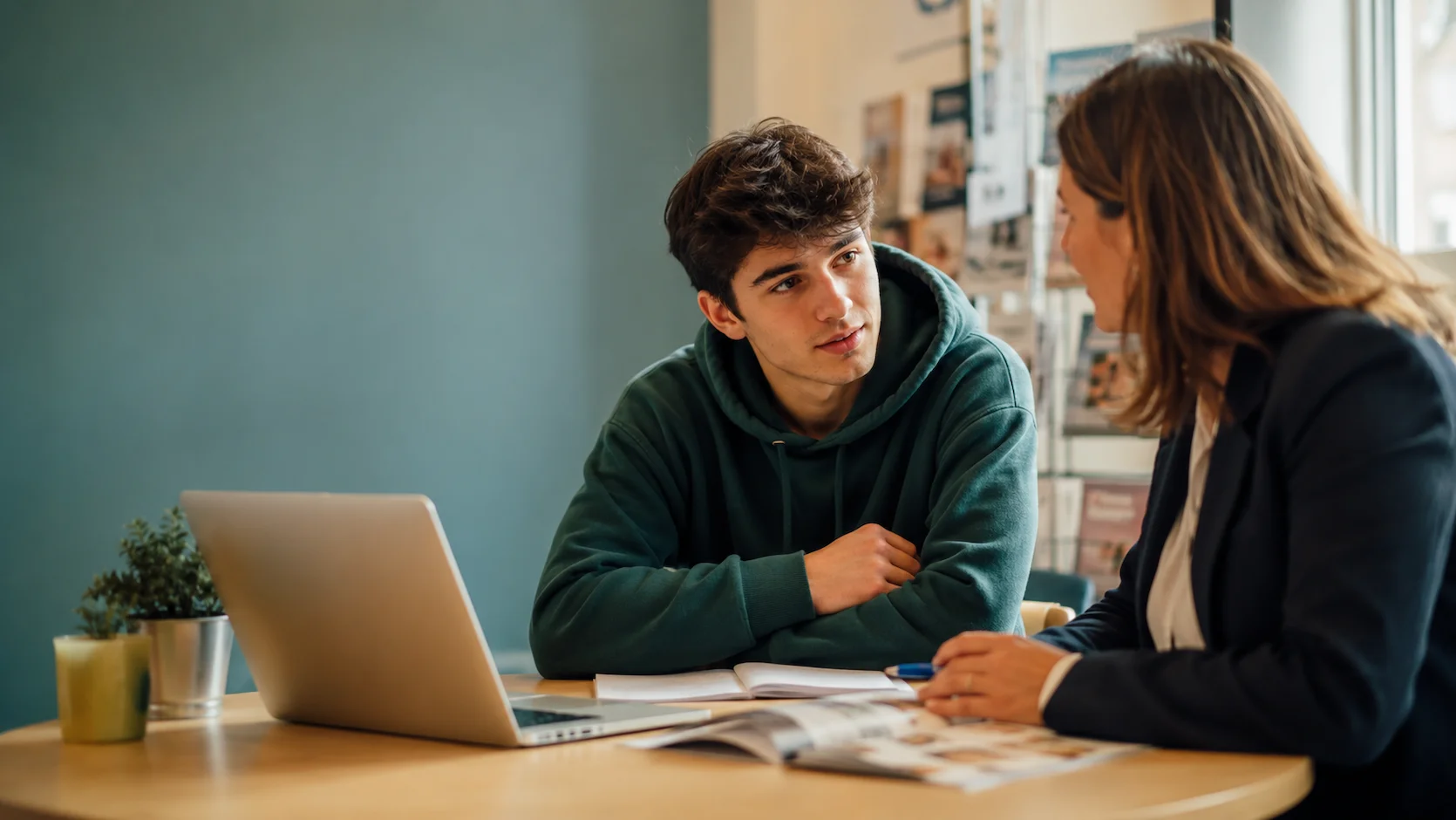 Test motivations professionnelles : étudiant français en réflexion sur ses motivations de carrière avec un conseiller d'orientation