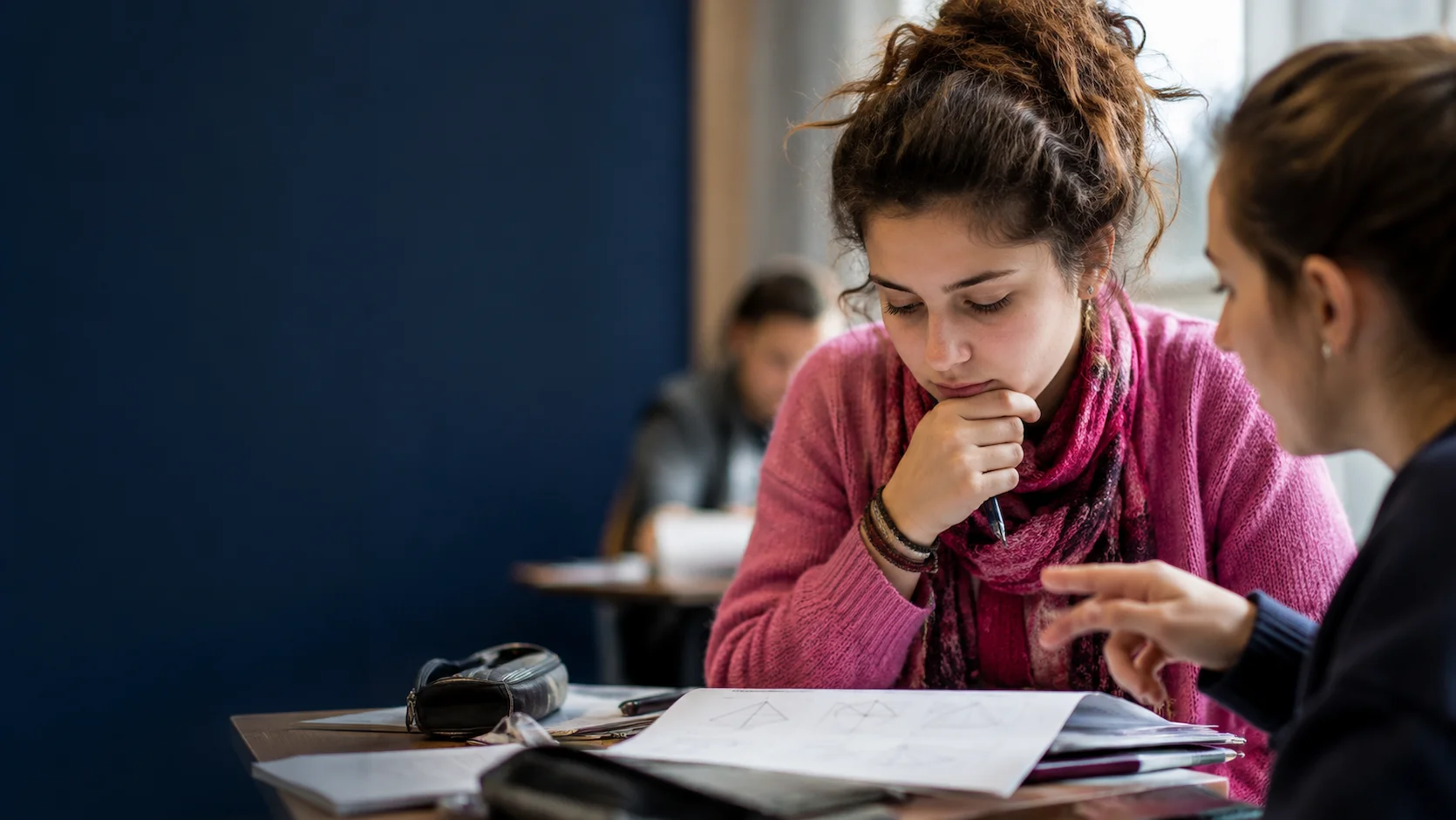 TAGE MAGE Raisonnement : étudiant français en réflexion sur un problème de déduction